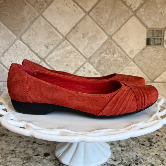 Clarks Bendables Deep Orange Rust Suede Leather Flats EUC - Picture 5 of 16